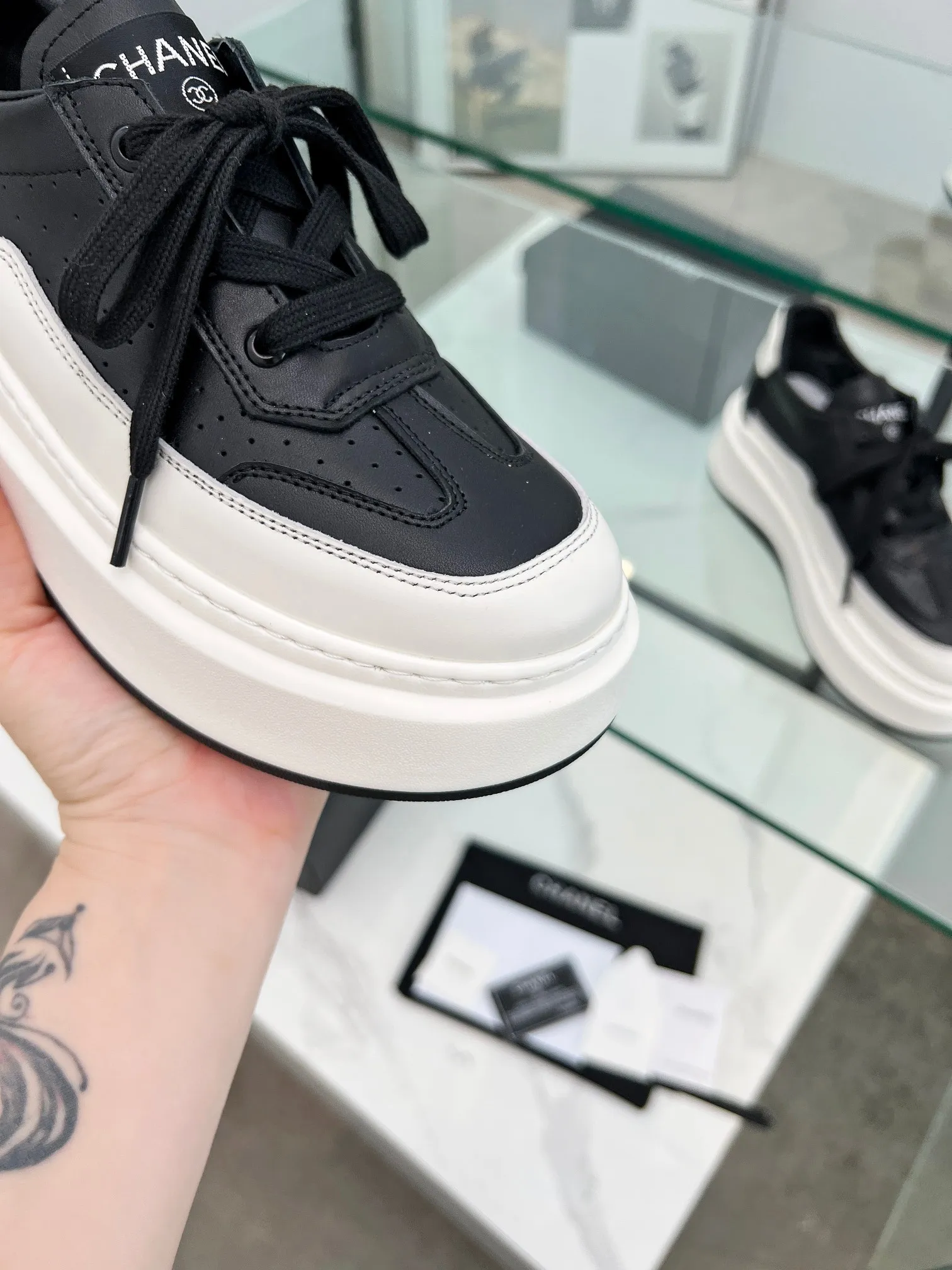 👟👟Ex-factory price 540👟👟 Super popular - Chanel Chanel 2024 new casual sports shoes and sneakers, hard to find in the counter. Super beautiful color, very versatile, super comfortable, full of little fragrance, classic, durable and versatile, with spliced upper materials, real cowhide, sheepskin lining, original pU+Tpa sole, good resilience, Wear light, white, white and black, white and yellow code number: 35-40